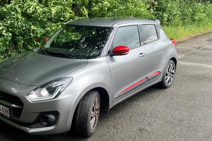 Grå Suzuki Swift fra 2023
