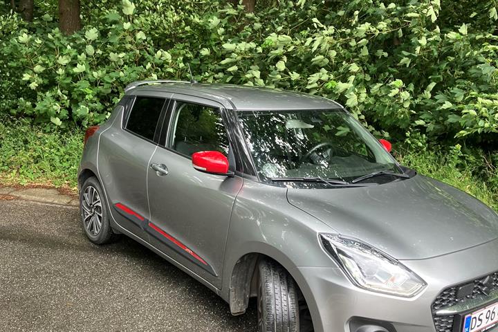 Grå Suzuki Swift fra 2023