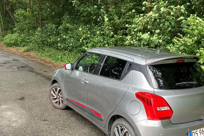 Grå Suzuki Swift fra 2023