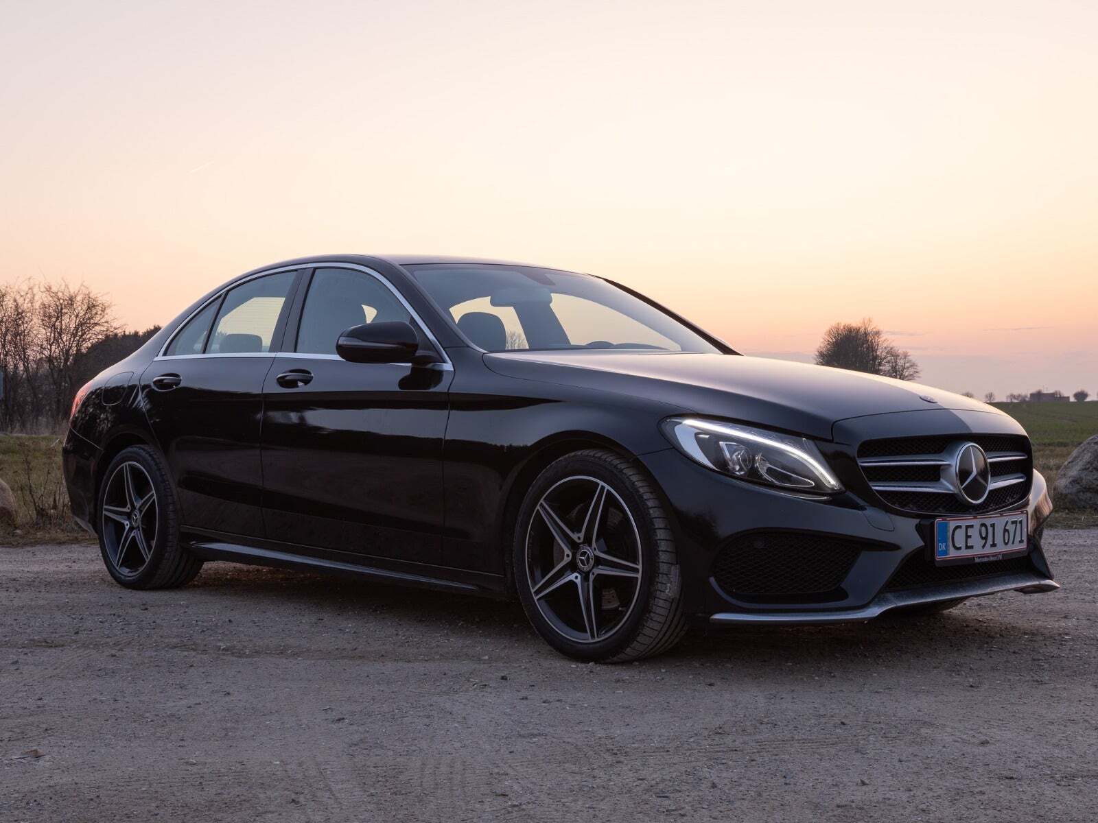 Sort Mercedes C220 d fra 2017 set udefra