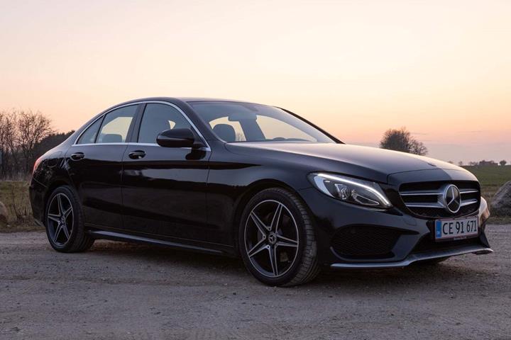 Sort Mercedes C220 d fra 2017 set udefra