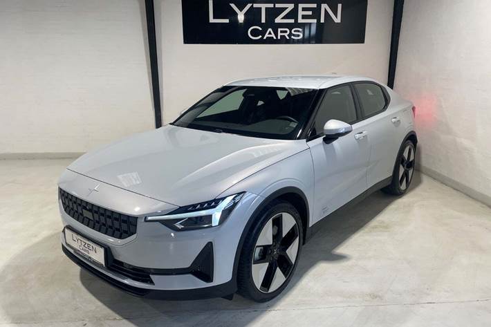 Grå Polestar 2 fra 2024 set udefra