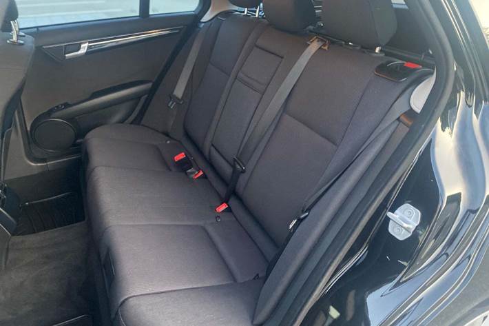 Sort Mercedes C250 fra 2010 set indefra