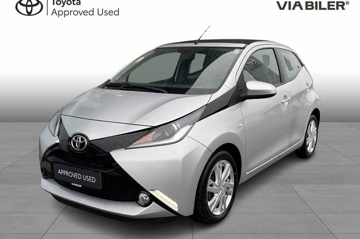 Sølv Toyota Aygo fra 2015 set udefra