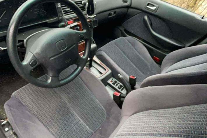 Sølv Honda Accord fra 1998