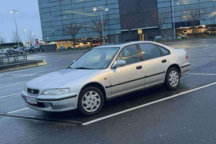 Sølv Honda Accord fra 1998