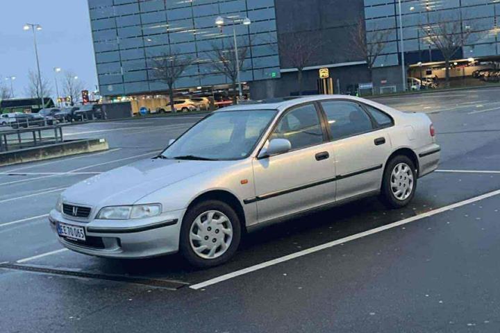 Sølv Honda Accord fra 1998