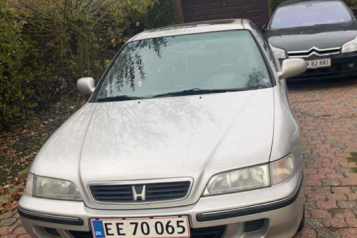 Sølv Honda Accord fra 1998