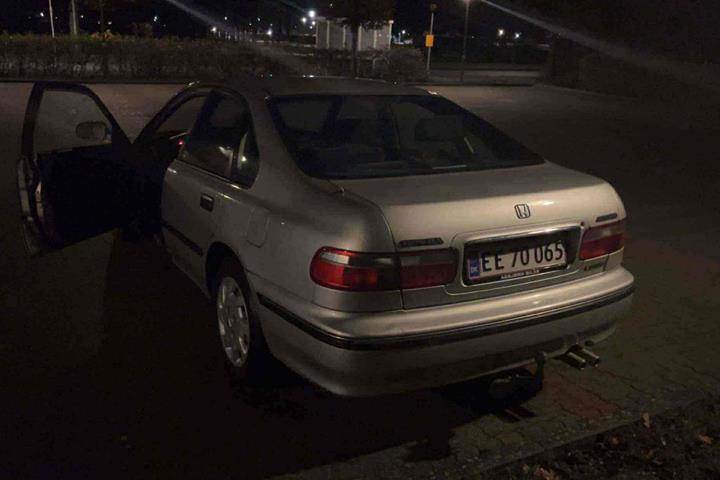 Sølv Honda Accord fra 1998