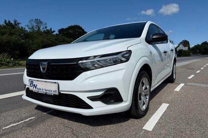 Hvid Dacia Sandero fra 2022 set udefra