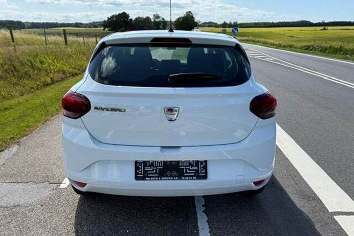 Hvid Dacia Sandero fra 2022 set udefra