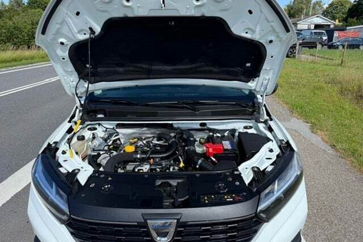 Hvid Dacia Sandero fra 2022 set udefra