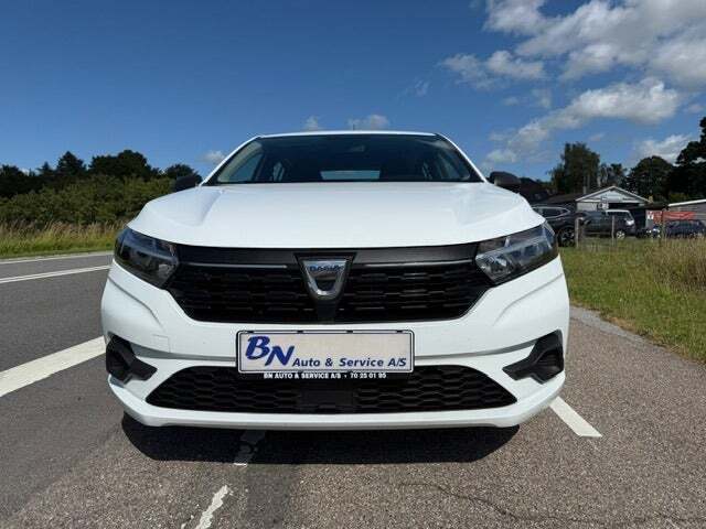 Hvid Dacia Sandero fra 2022 set udefra