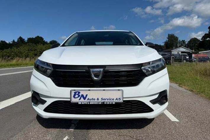 Hvid Dacia Sandero fra 2022 set udefra