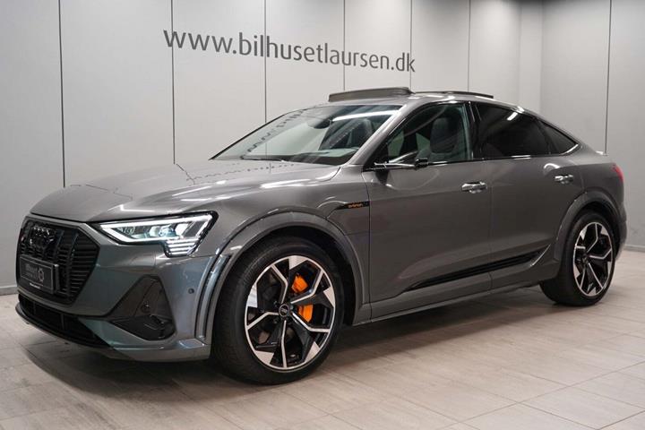 Grå Audi e-tron S fra 2022 set udefra