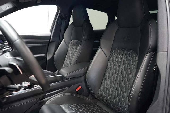 Grå Audi e-tron S fra 2022 set indefra