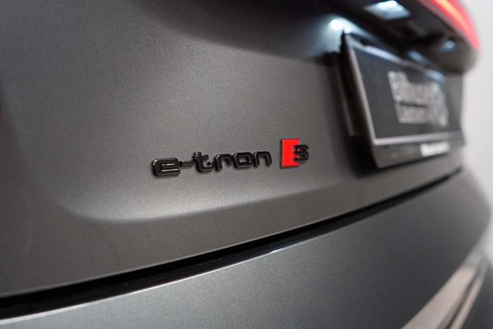 Grå Audi e-tron S fra 2022 set udefra