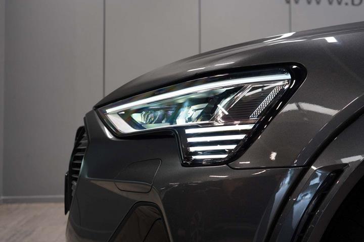 Grå Audi e-tron S fra 2022 set udefra
