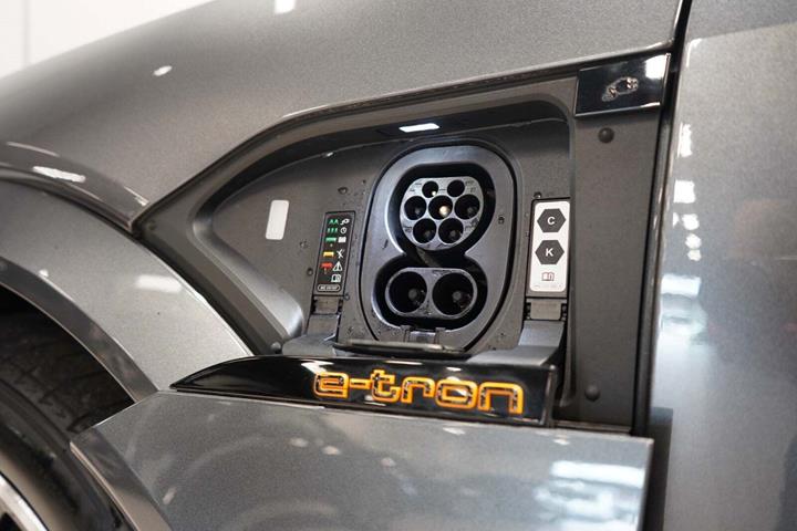 Grå Audi e-tron S fra 2022 set udefra