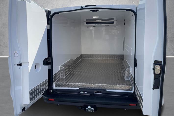 Hvid Nissan Primastar fra 2026 set udefra