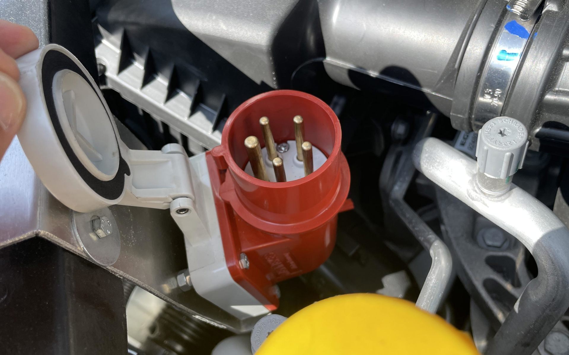 Hvid Nissan Primastar fra 2025 set udefra