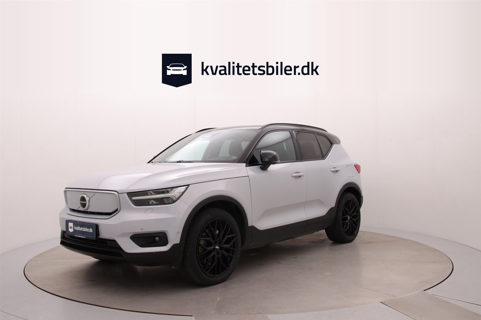 Sølv Volvo XC40 fra 2021 set udefra