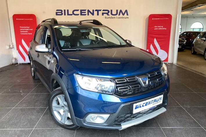 Blå Dacia Sandero Stepway fra 2018 set udefra