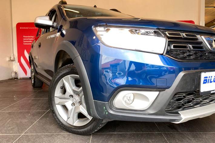Blå Dacia Sandero Stepway fra 2018 set udefra