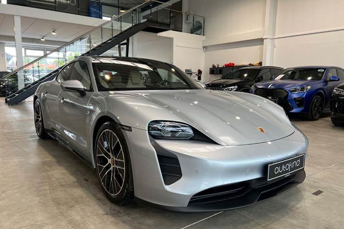 Sølv Porsche Taycan GTS fra 2023 set udefra