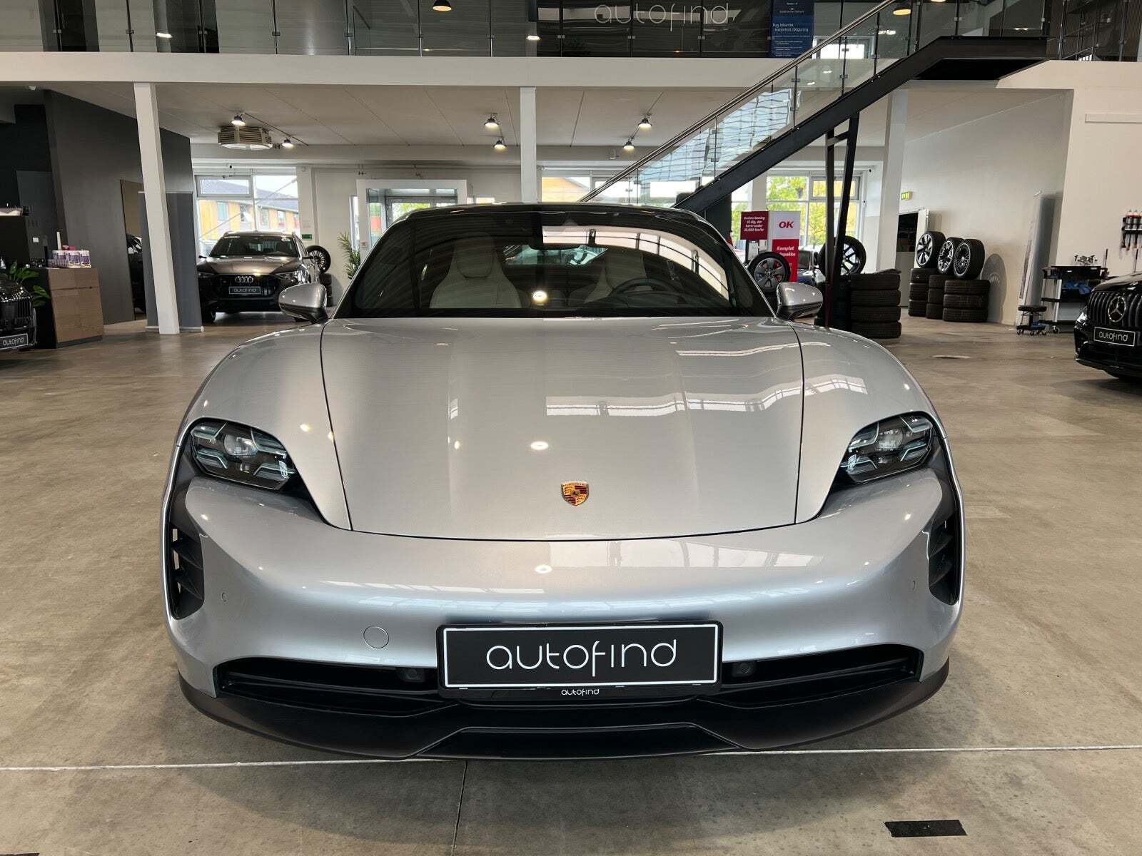 Sølv Porsche Taycan GTS fra 2023 set udefra