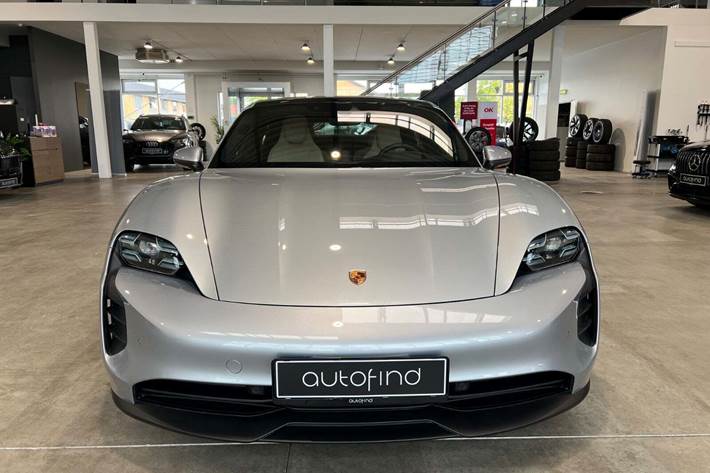 Sølv Porsche Taycan GTS fra 2023 set udefra