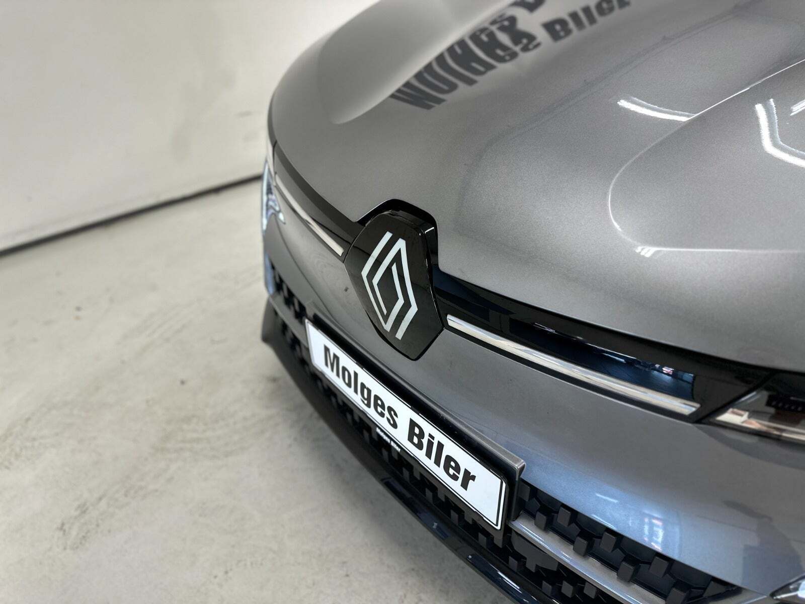 Grå Renault Megane E-Tech fra 2022