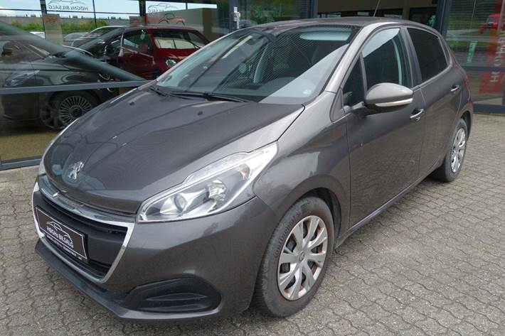 Grå Peugeot 208 fra 2019 set udefra