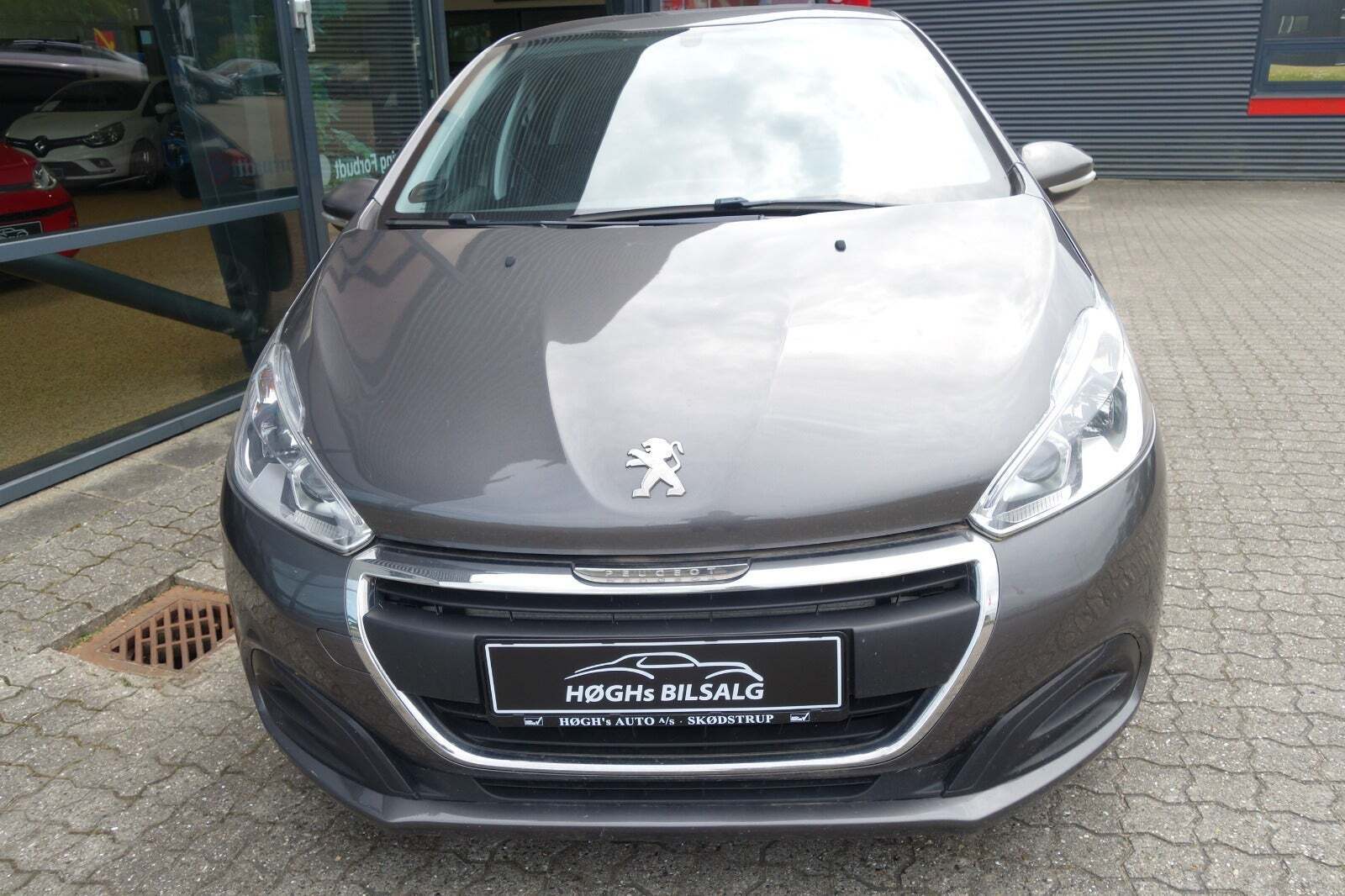 Grå Peugeot 208 fra 2019