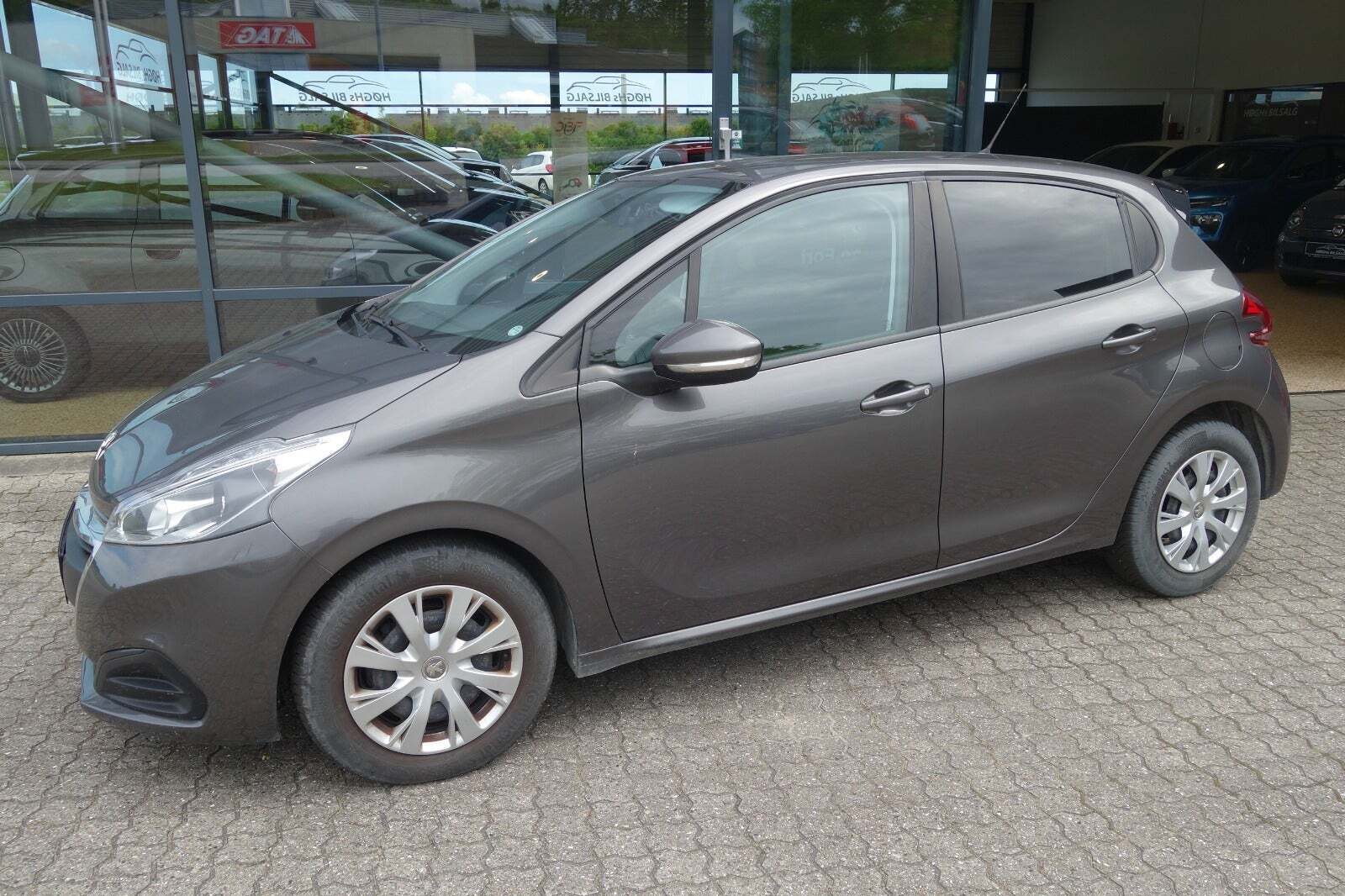 Grå Peugeot 208 fra 2019