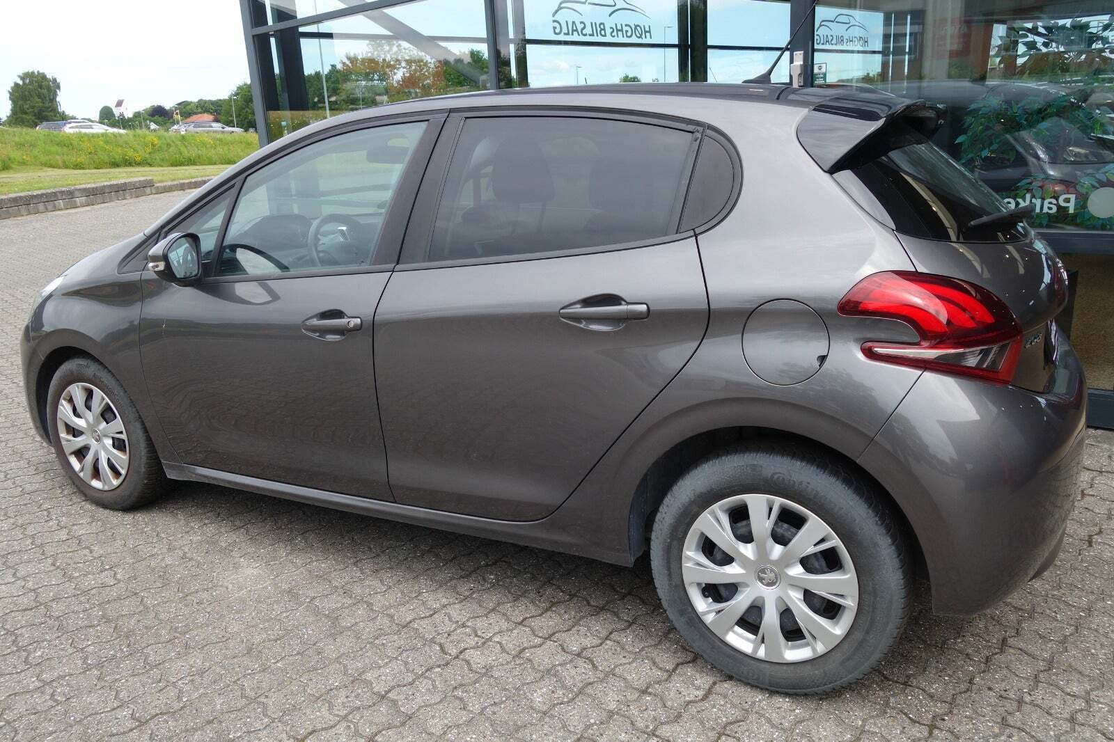 Grå Peugeot 208 fra 2019