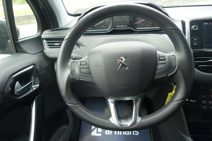 Grå Peugeot 208 fra 2019