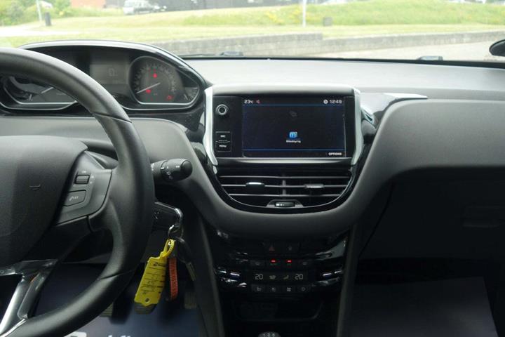 Grå Peugeot 208 fra 2019