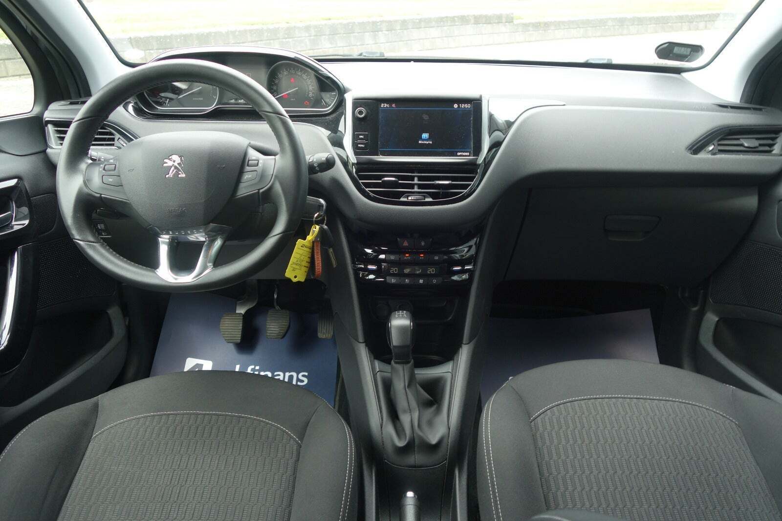 Grå Peugeot 208 fra 2019