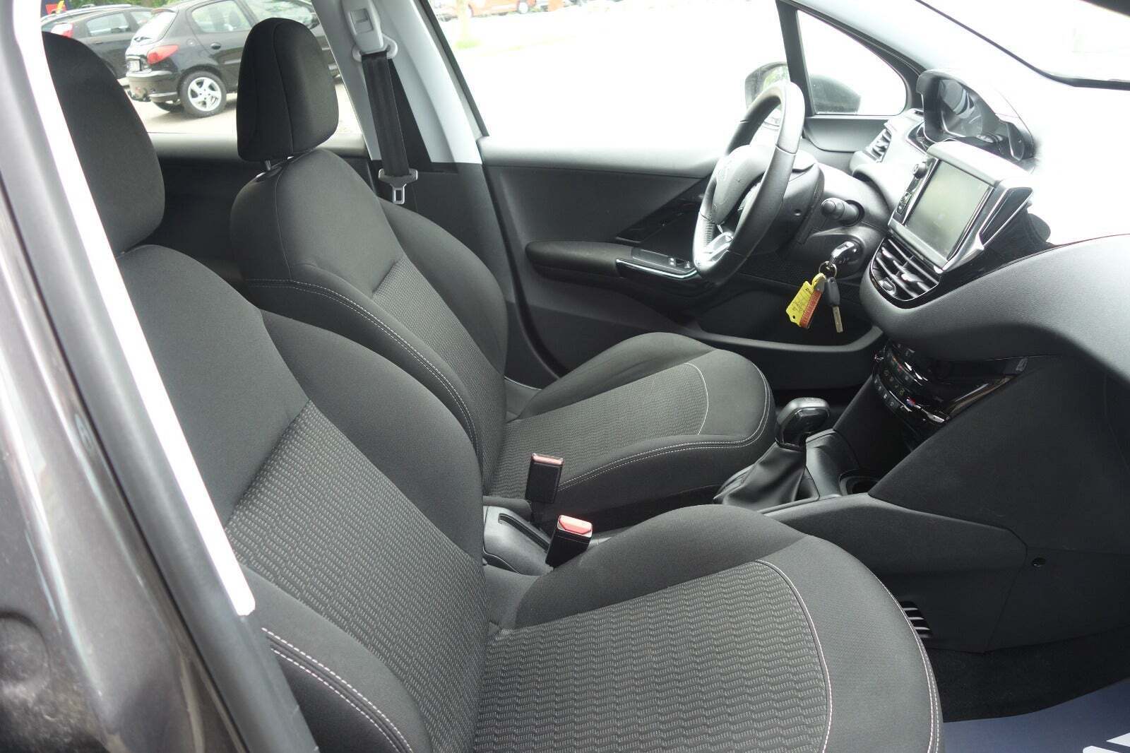 Grå Peugeot 208 fra 2019