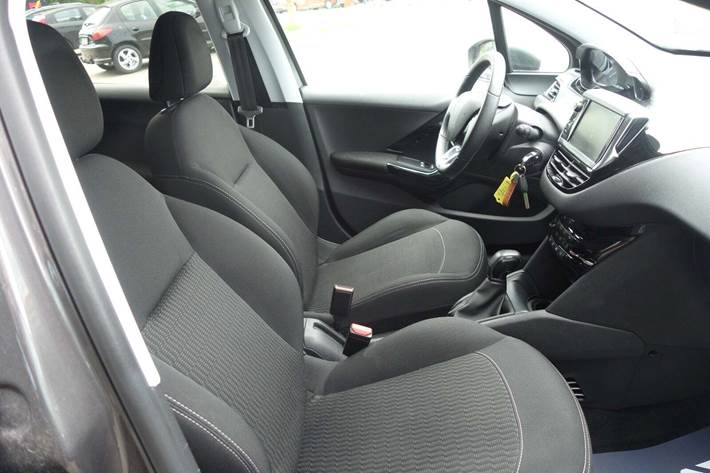 Grå Peugeot 208 fra 2019