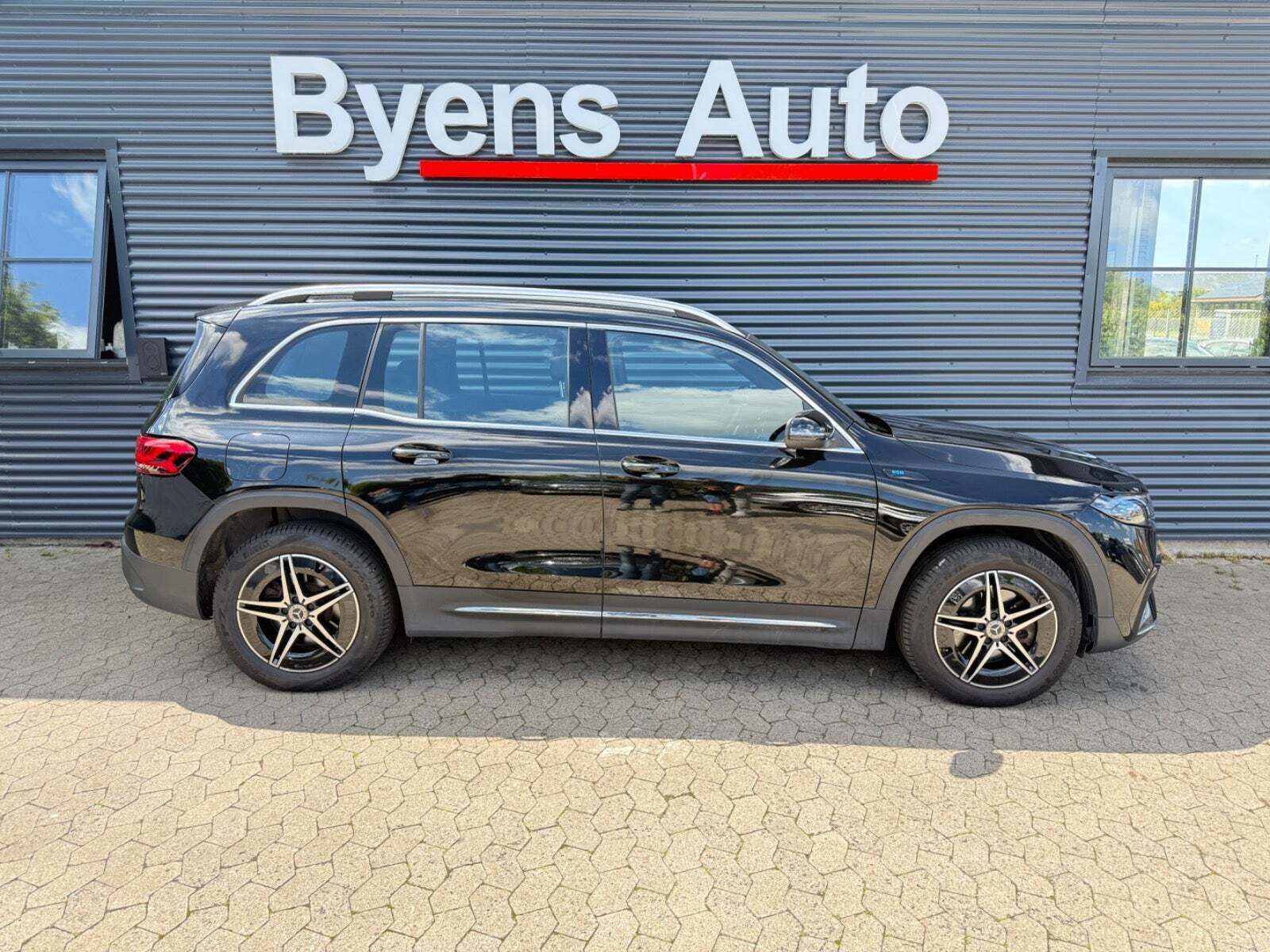 Sort Mercedes EQB300 fra 2022