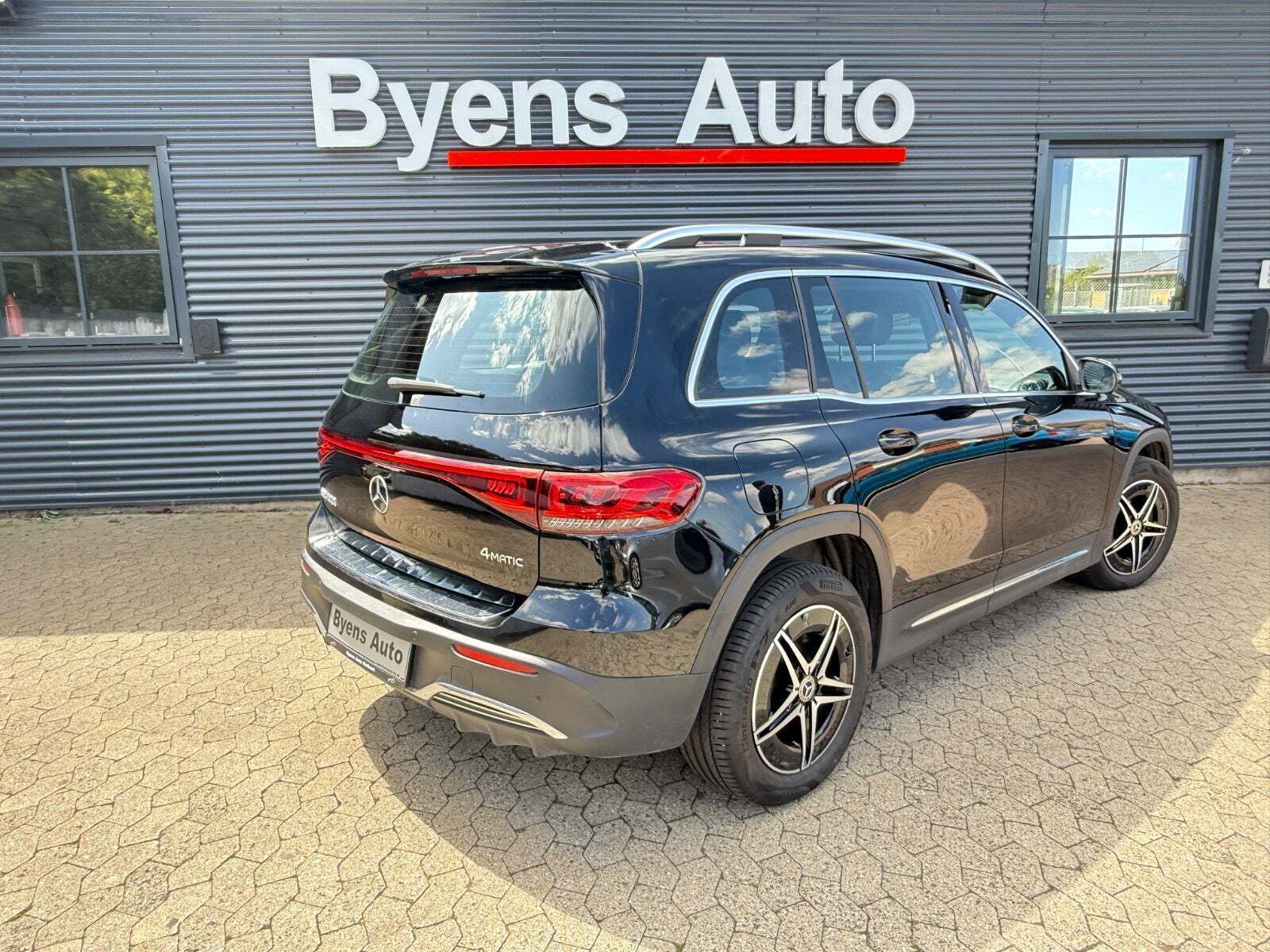 Sort Mercedes EQB300 fra 2022
