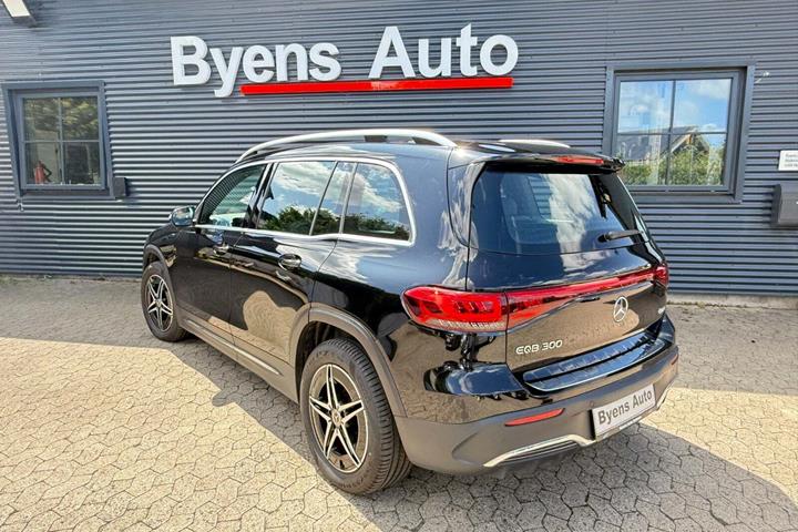 Sort Mercedes EQB300 fra 2022