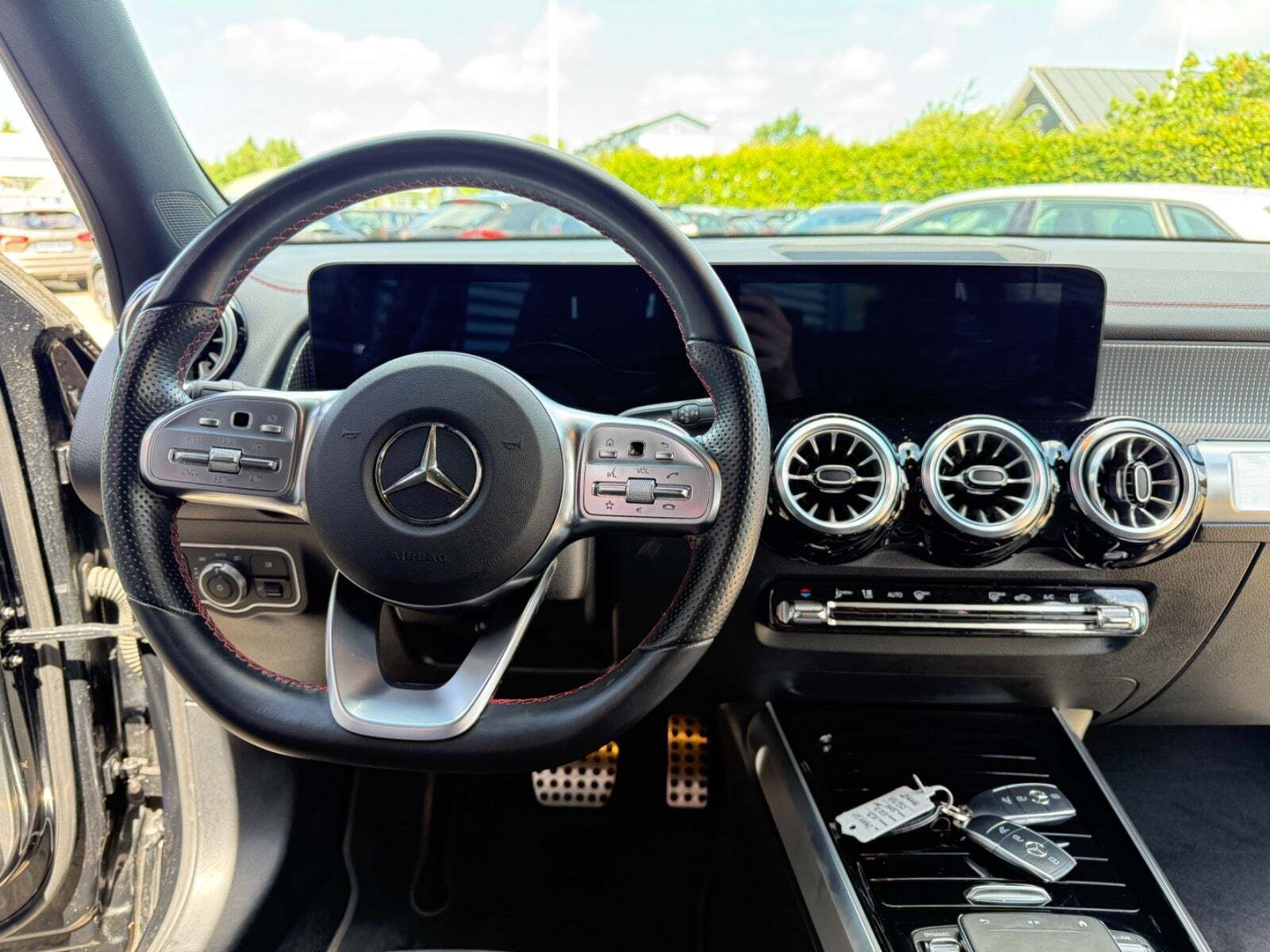 Sort Mercedes EQB300 fra 2022
