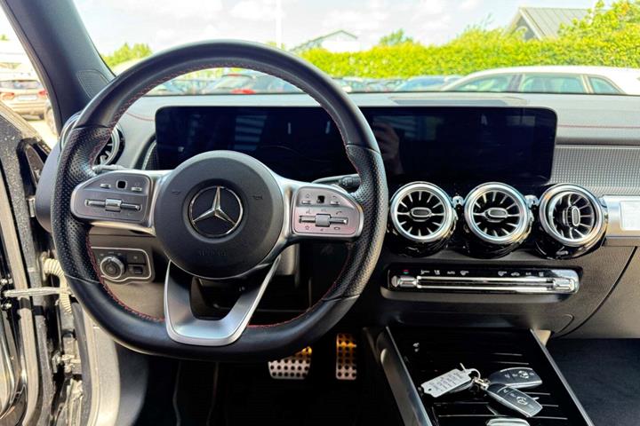 Sort Mercedes EQB300 fra 2022