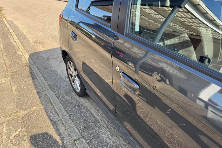 Grå Mitsubishi Space Star fra 2015