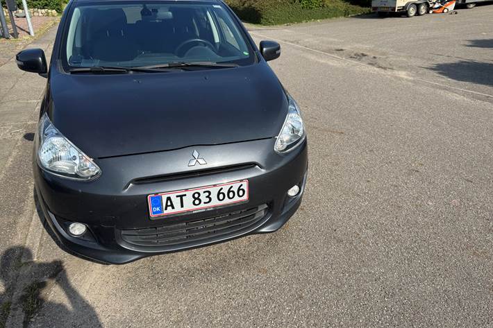 Grå Mitsubishi Space Star fra 2015