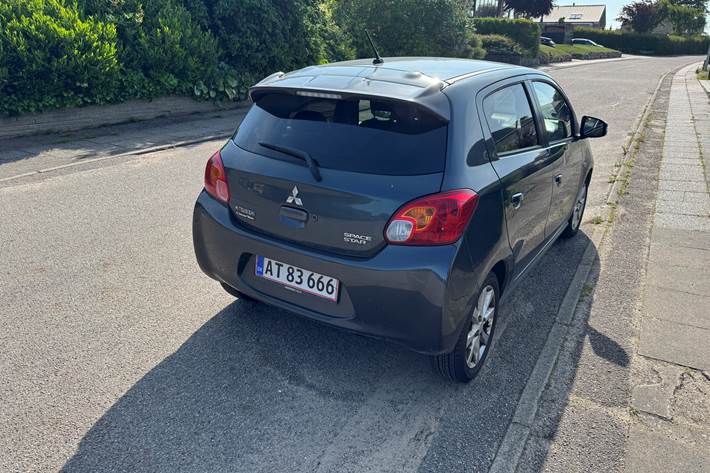 Grå Mitsubishi Space Star fra 2015