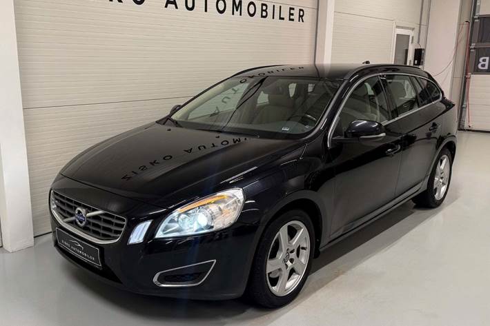 Sort Volvo V60 fra 2013 set udefra